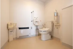 バリアフリー対応のトイレ設備