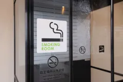 喫煙所の入口