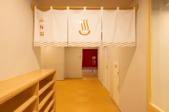脱衣所の暖簾がかかった入口